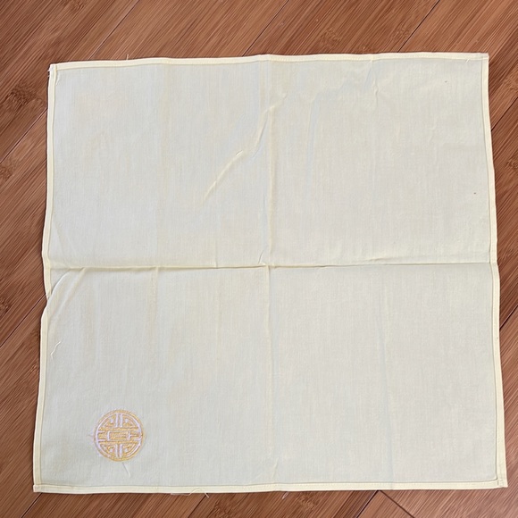 Linen napkin set. NWOT. Comes with 6 napkins. - Picture 3 of 4